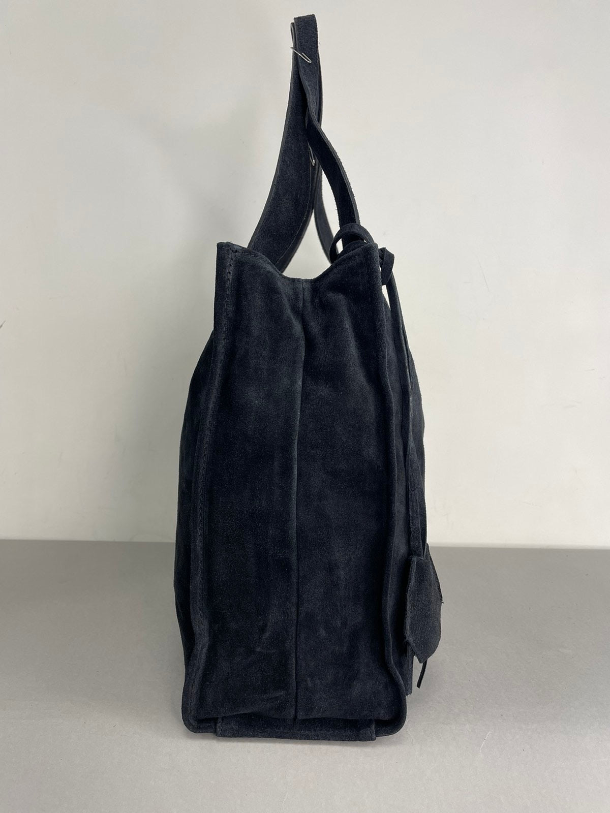 Juoda zomšinė rankinė moterims