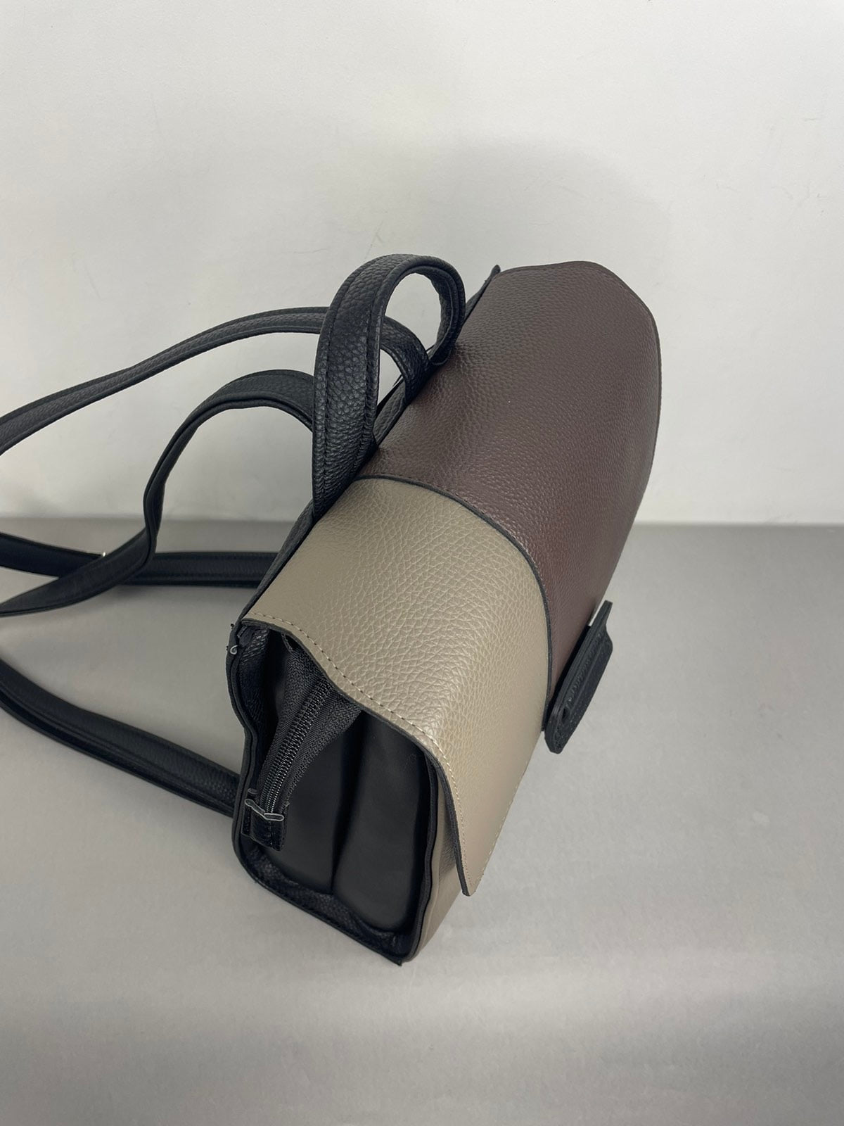 Stilinga moteriška kuprinė