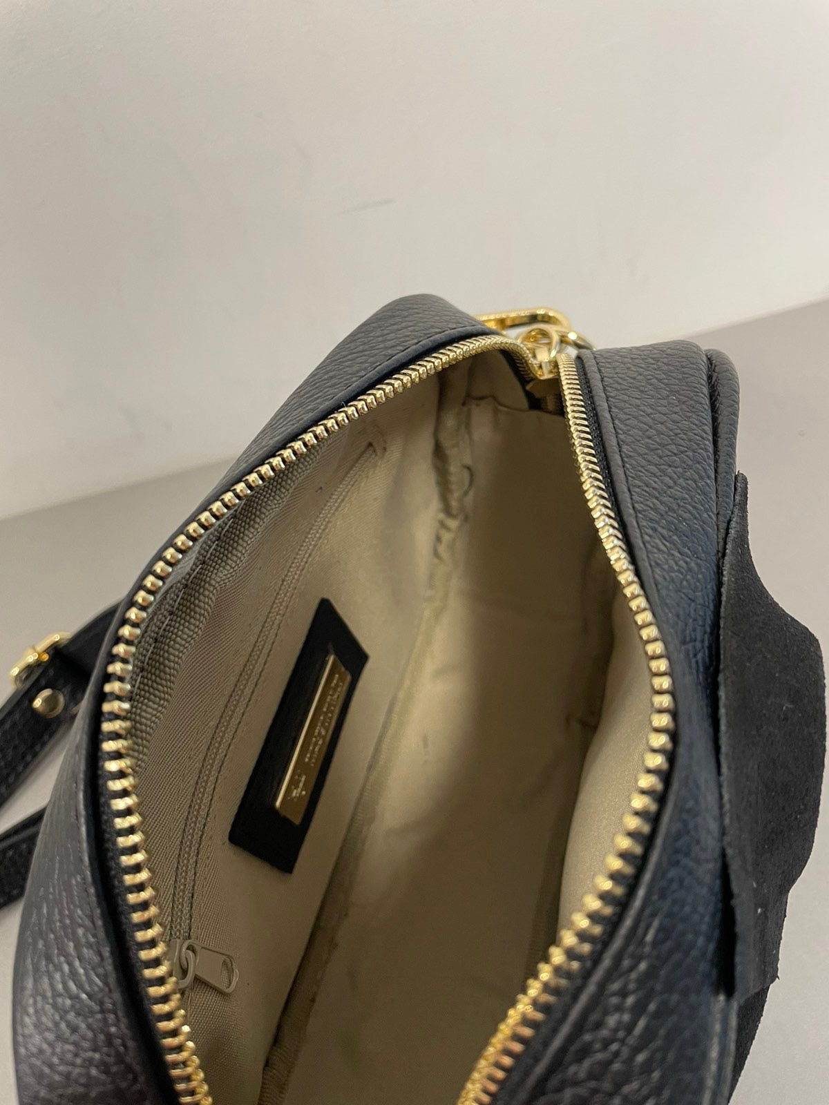 Vezze natūralios odos rankinė per petį