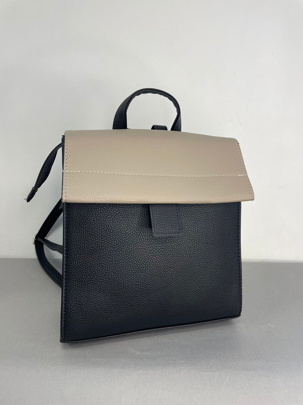 Stilinga moteriška kuprinė