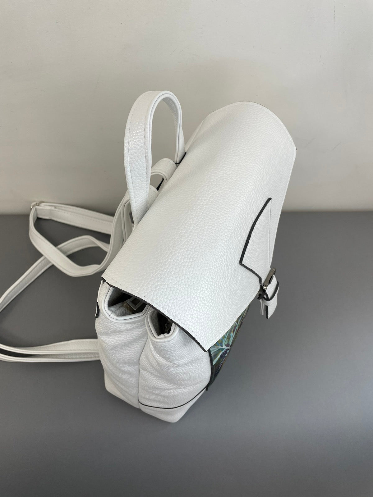 Sominta moteriška kuprinė