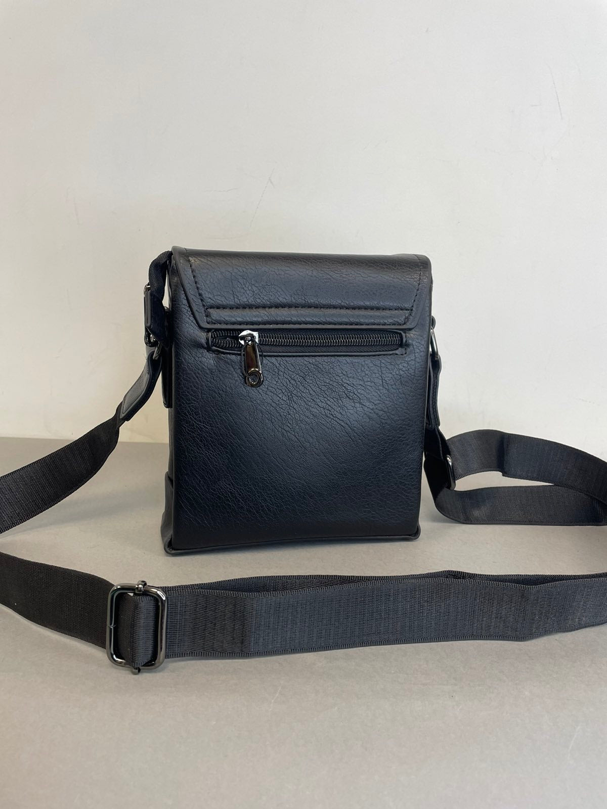 Rankinė per petį vyrams