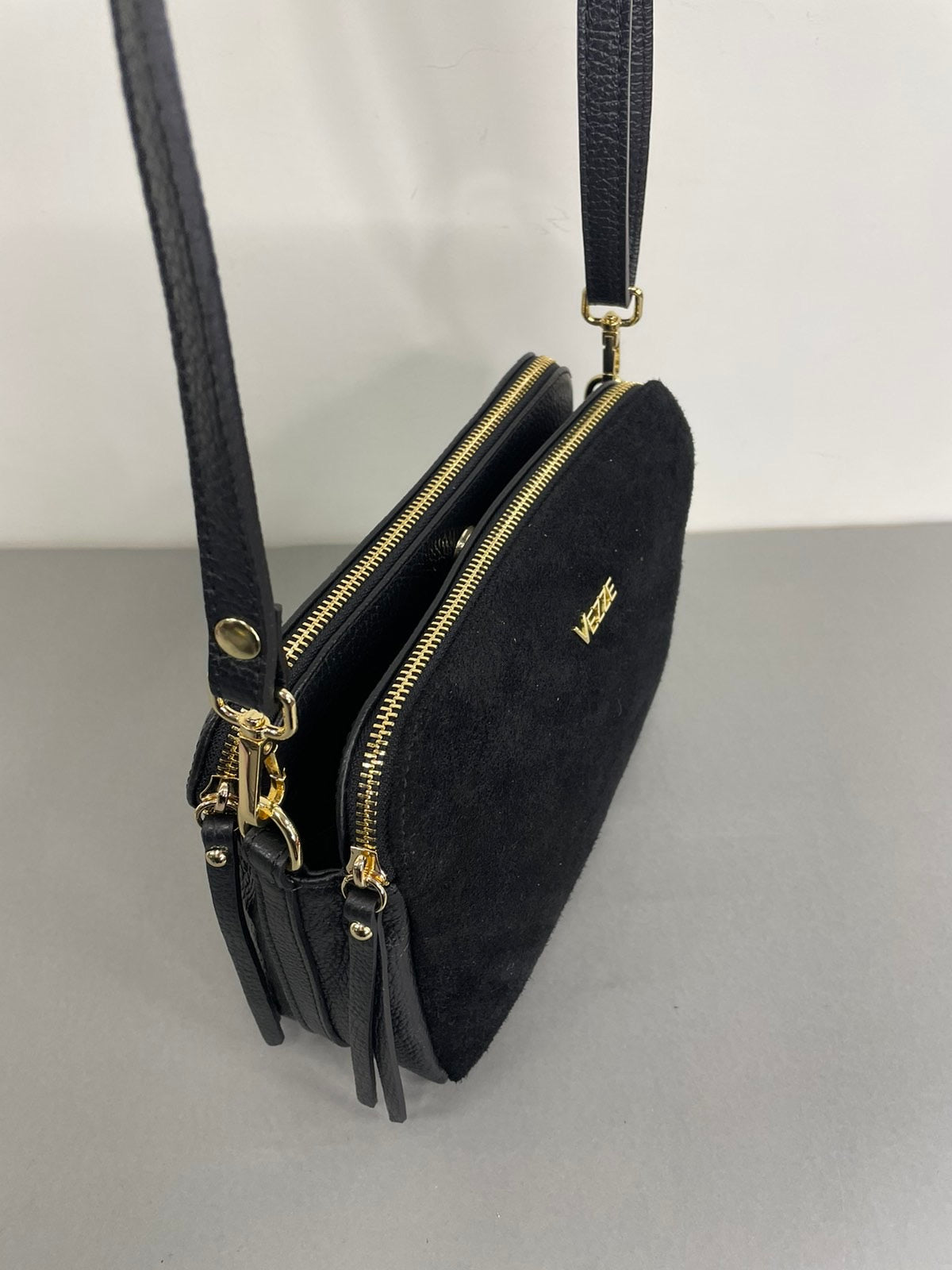 Vezze natūralios odos rankinė per petį