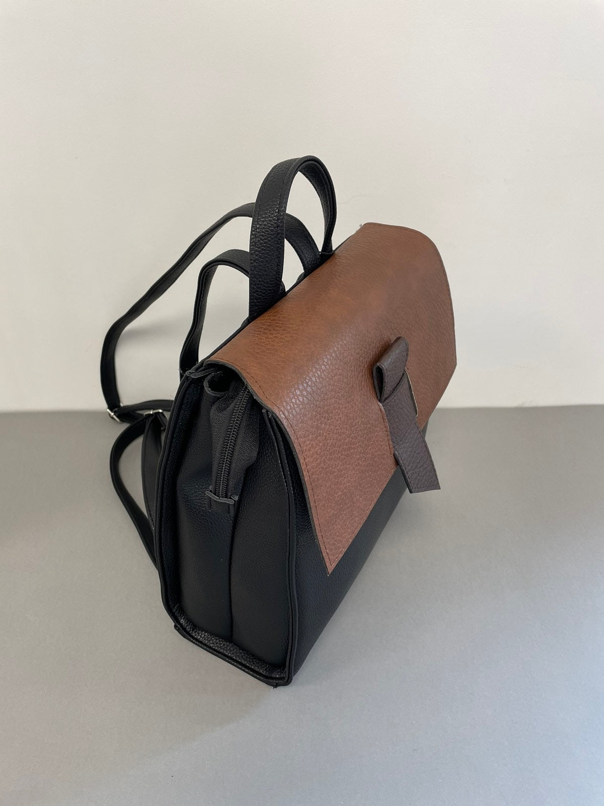 Stilinga moteriška kuprinė