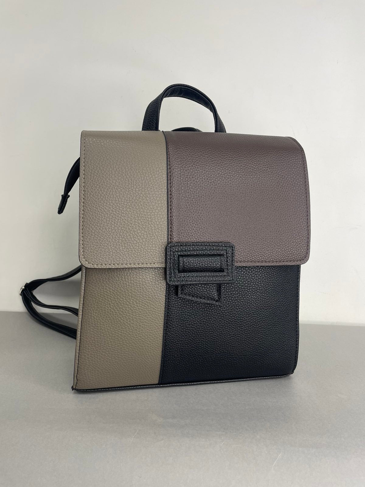 Stilinga moteriška kuprinė