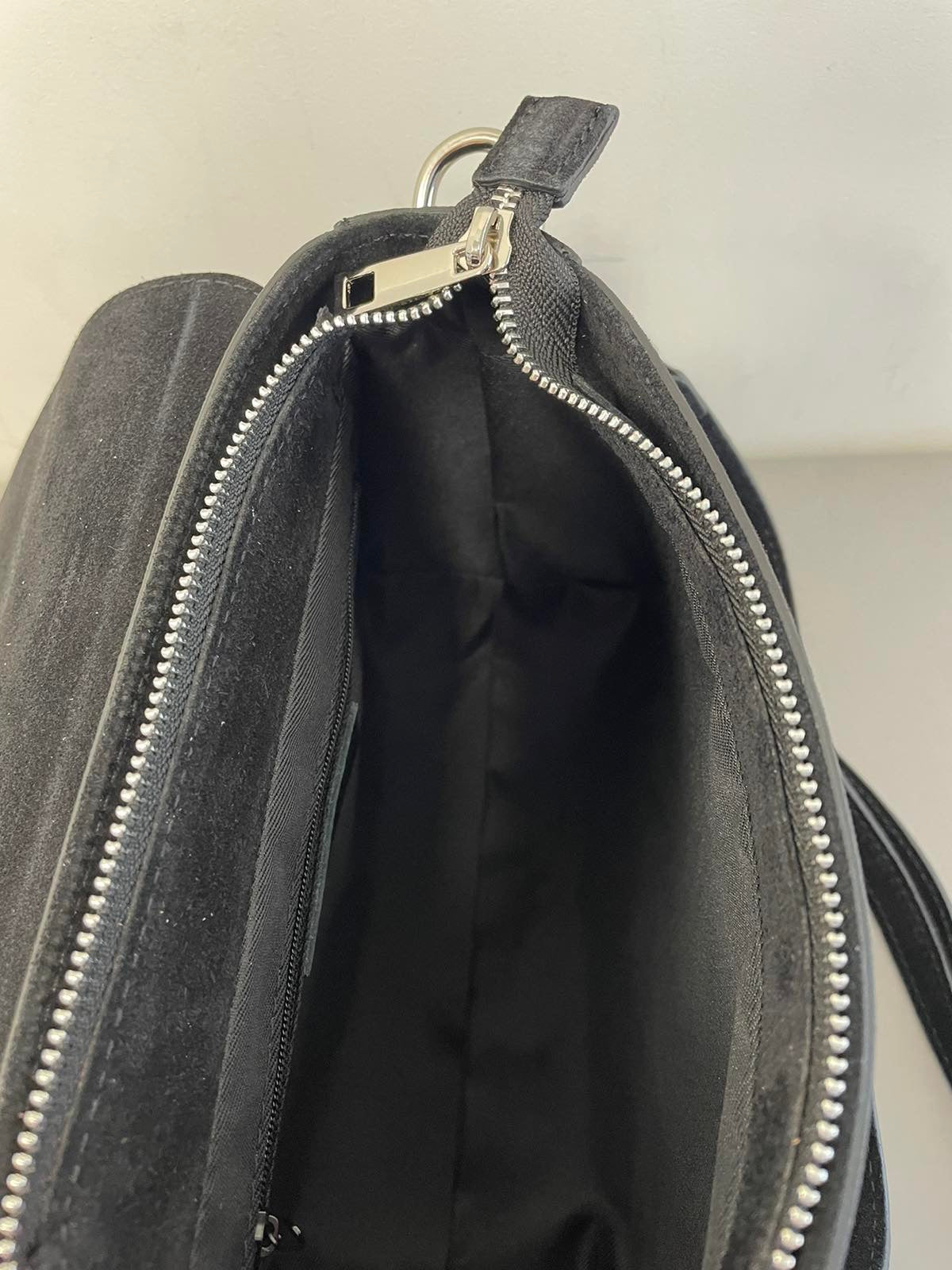 Juoda verstos odos rankinė per petį