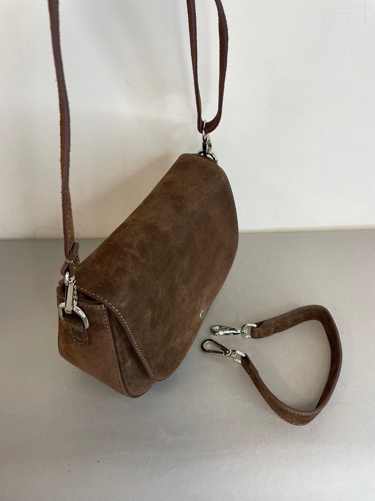 Ruda verstos odos rankinė per petį