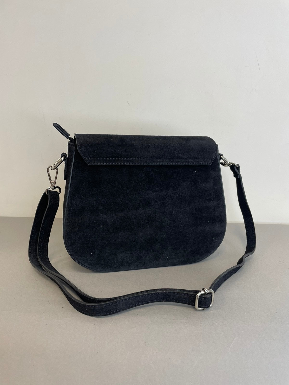 Juoda verstos odos rankinė per petį