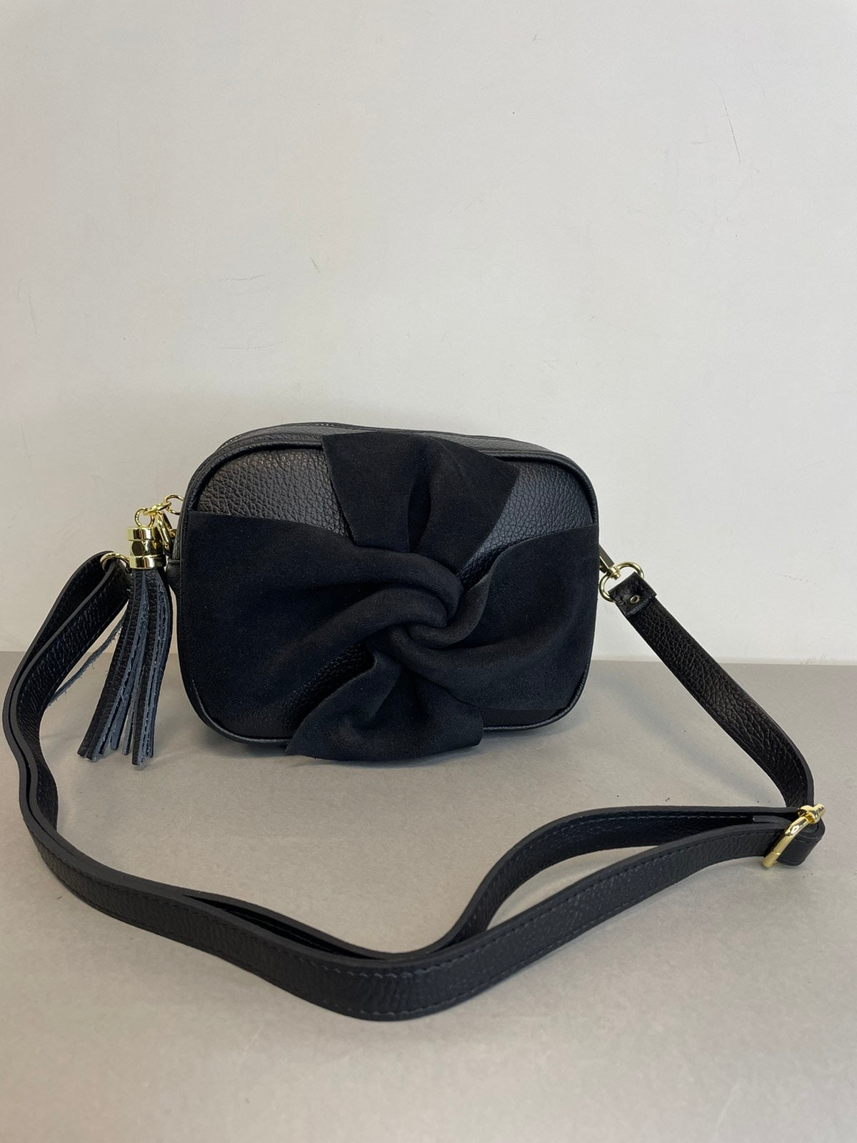 Vezze natūralios odos rankinė per petį