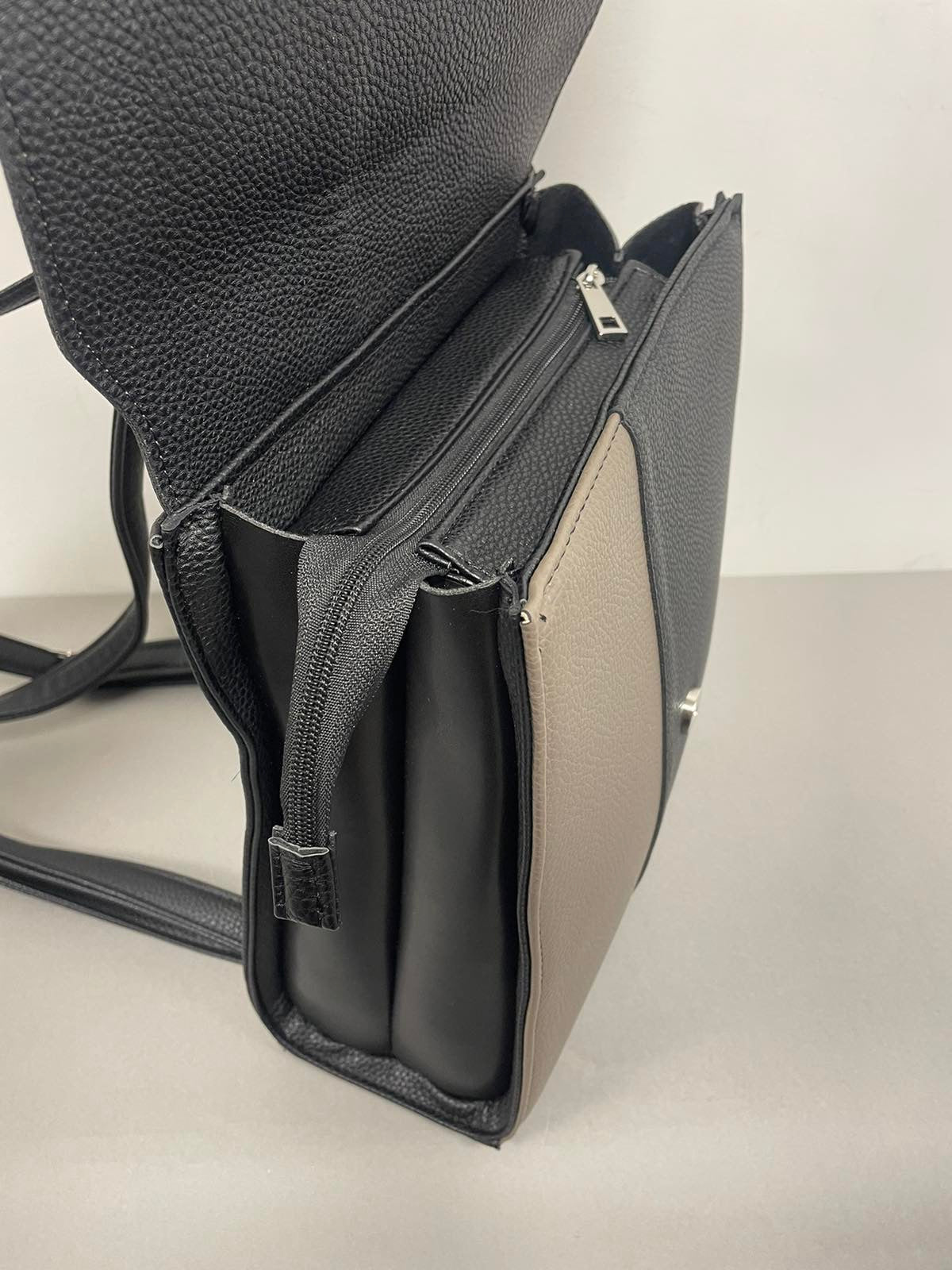 Stilinga moteriška kuprinė