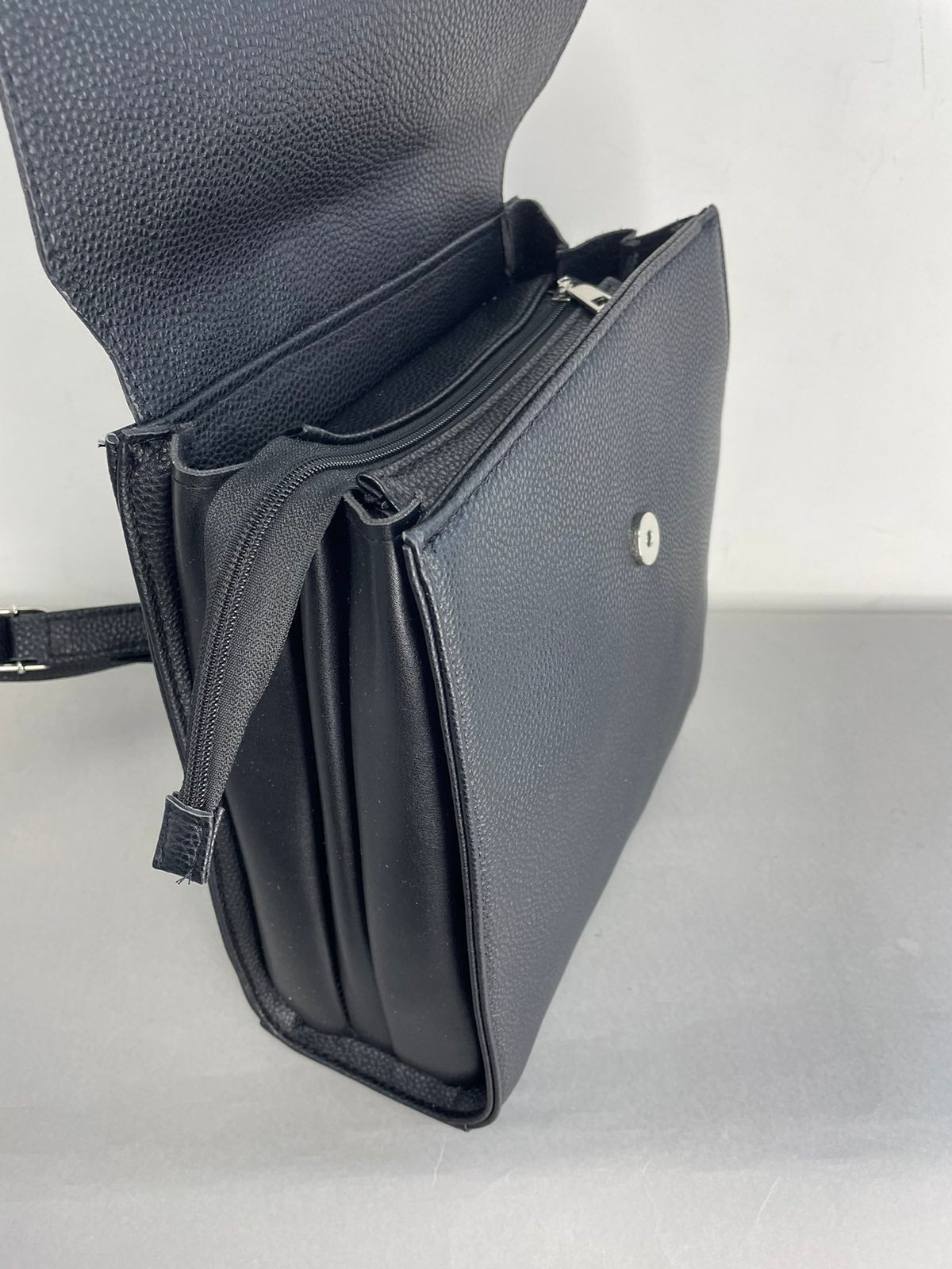 Stilinga moteriška kuprinė