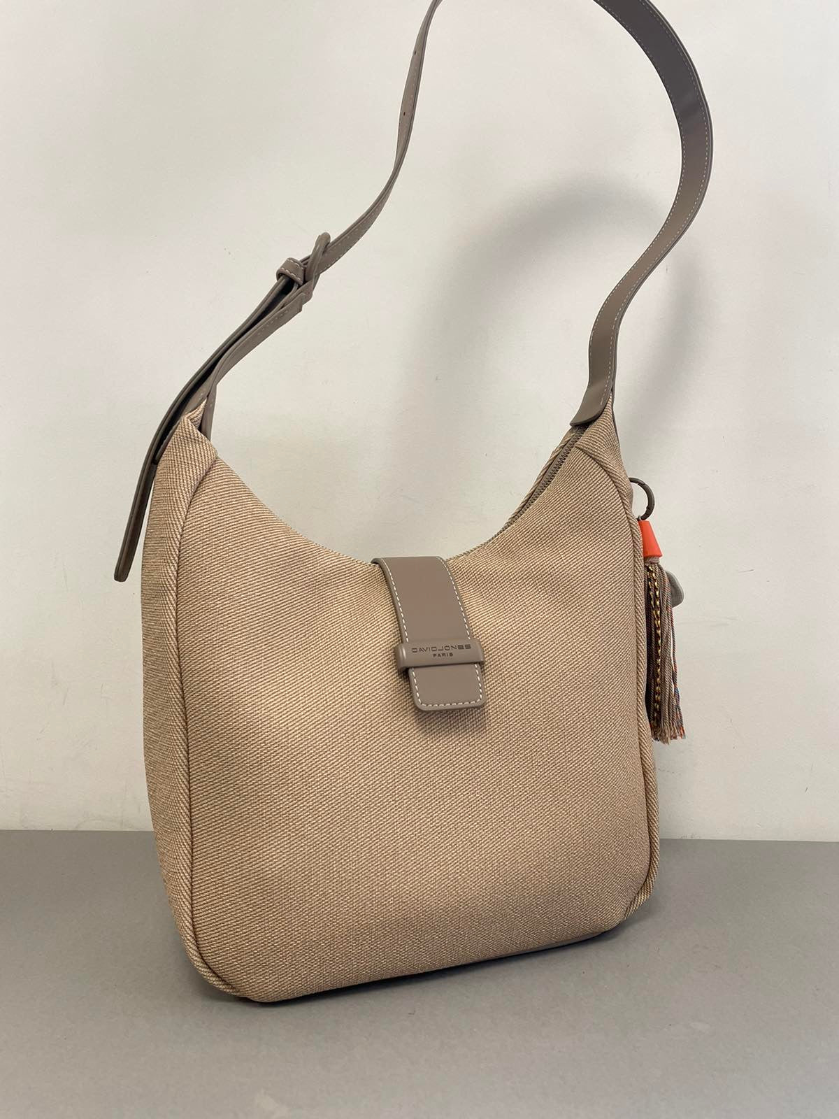 David Jones rankinė