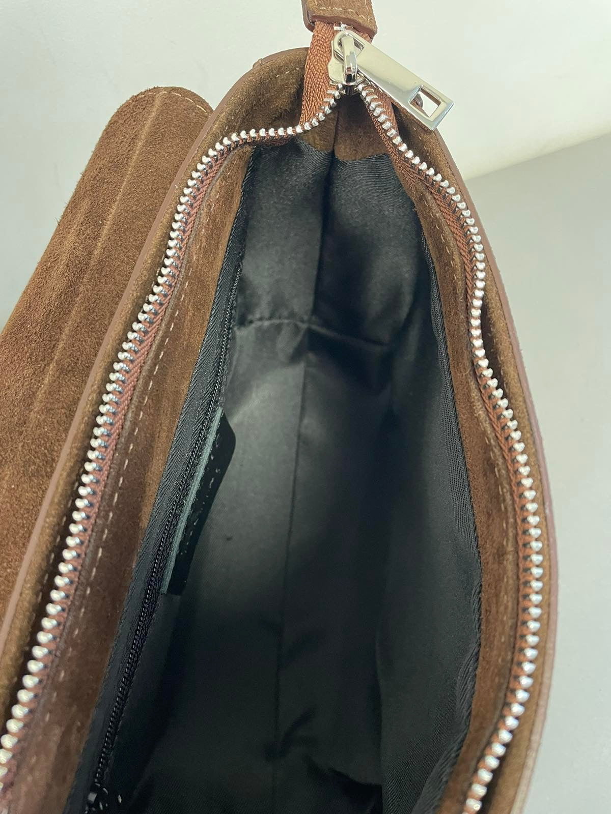 Ruda verstos odos rankinė per petį