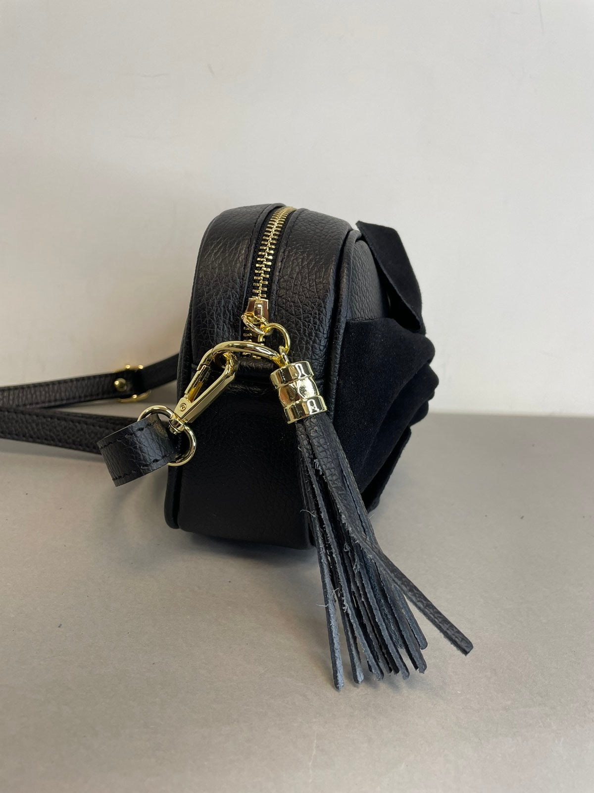 Vezze natūralios odos rankinė per petį