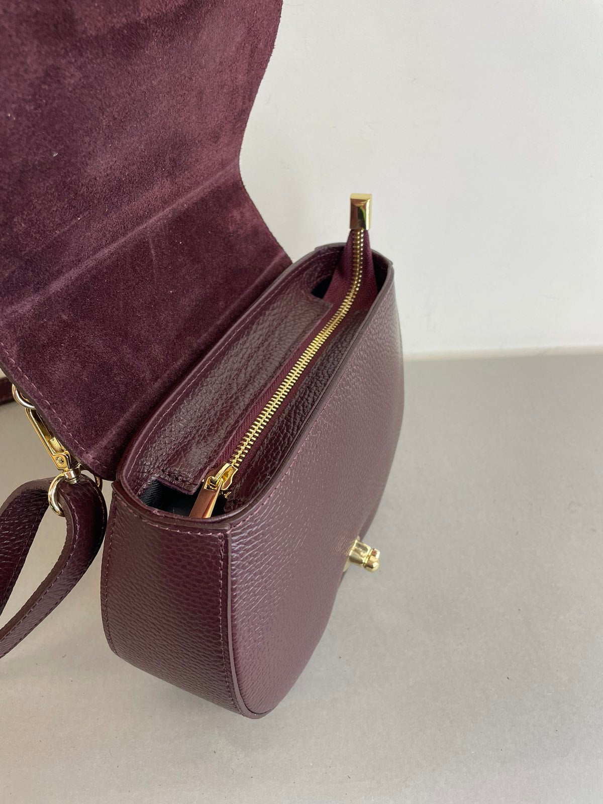 Natūralios odos moteriška rankinė per petį