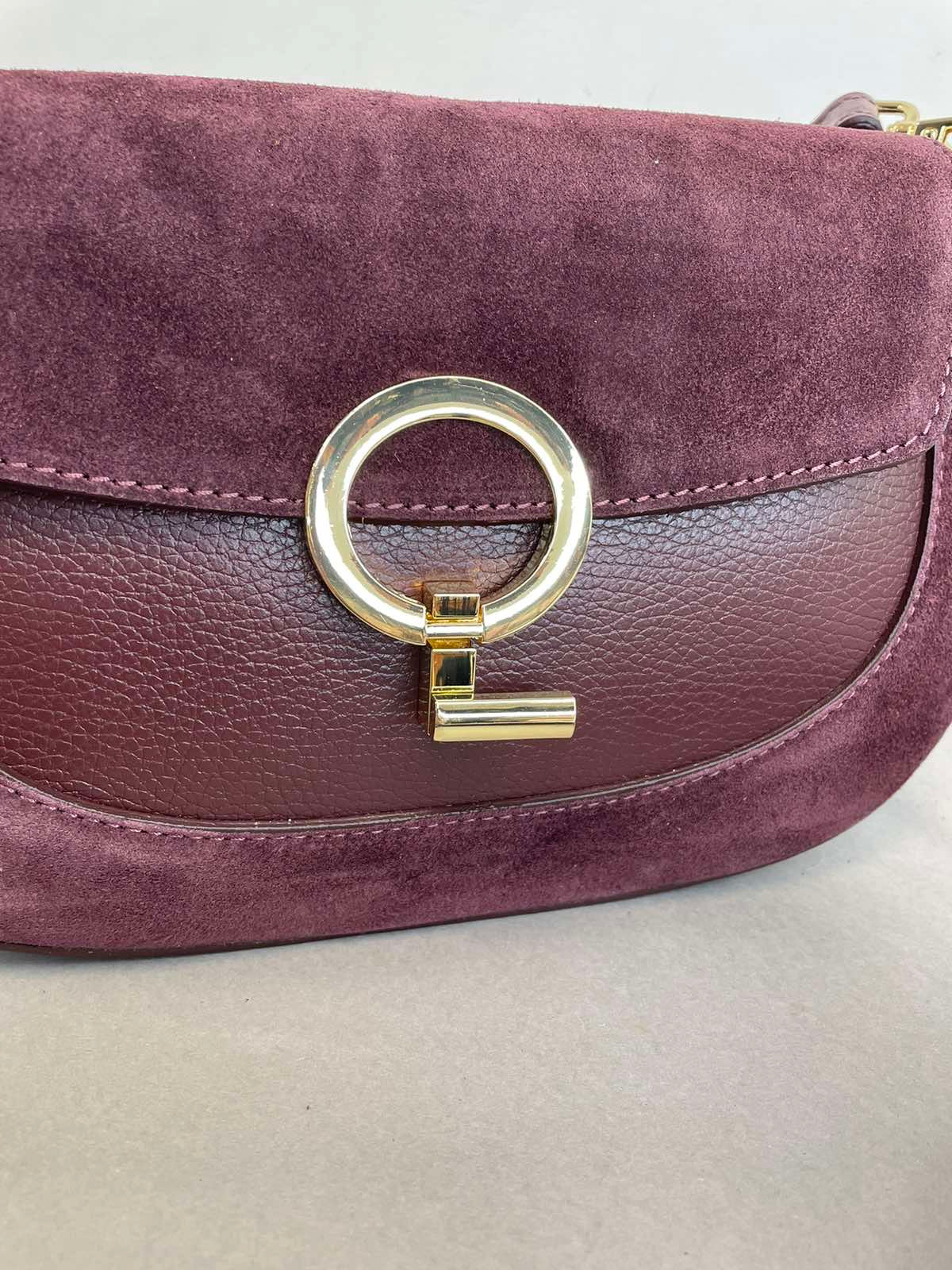 Natūralios odos moteriška rankinė per petį