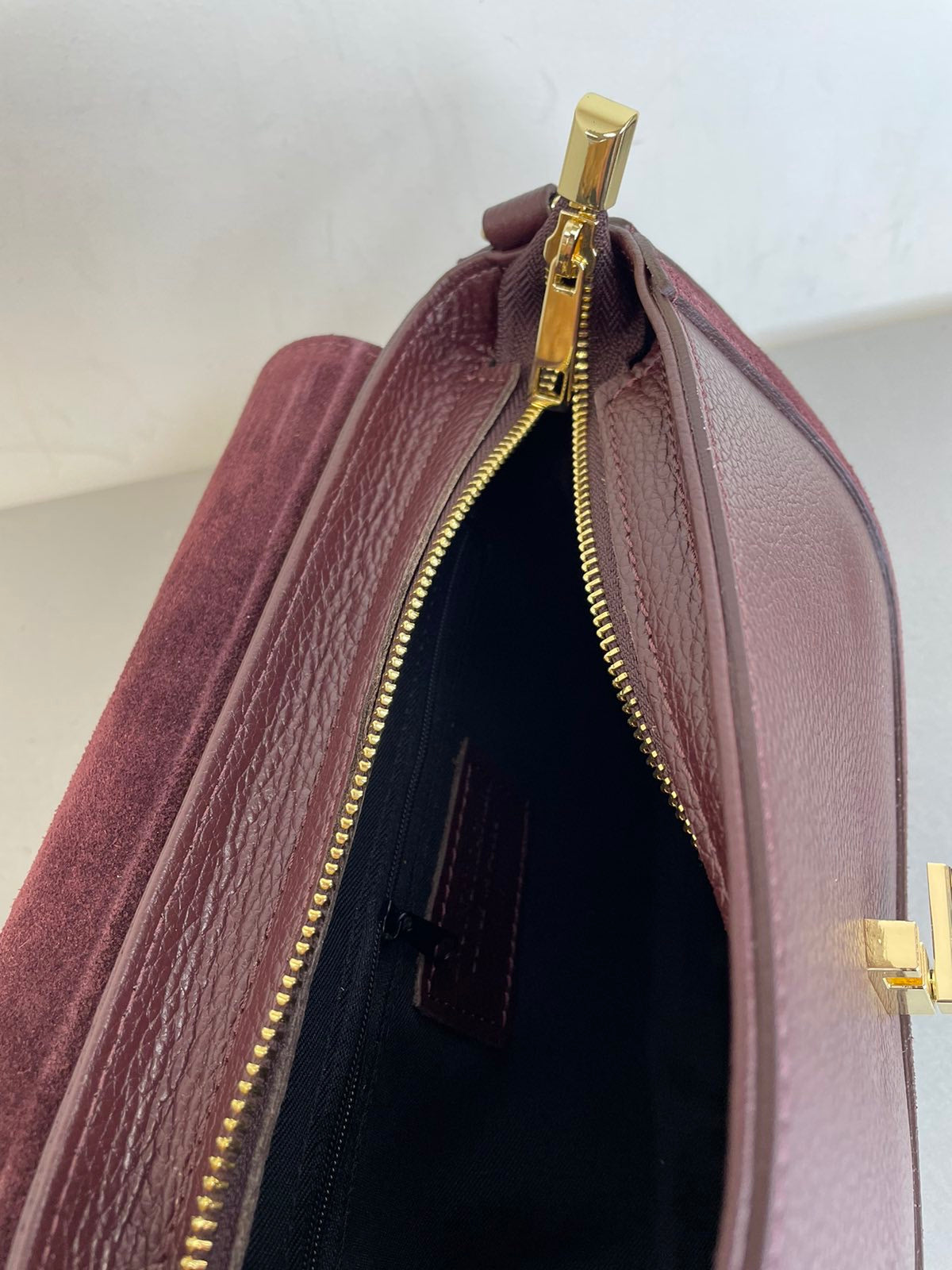 Natūralios odos moteriška rankinė per petį