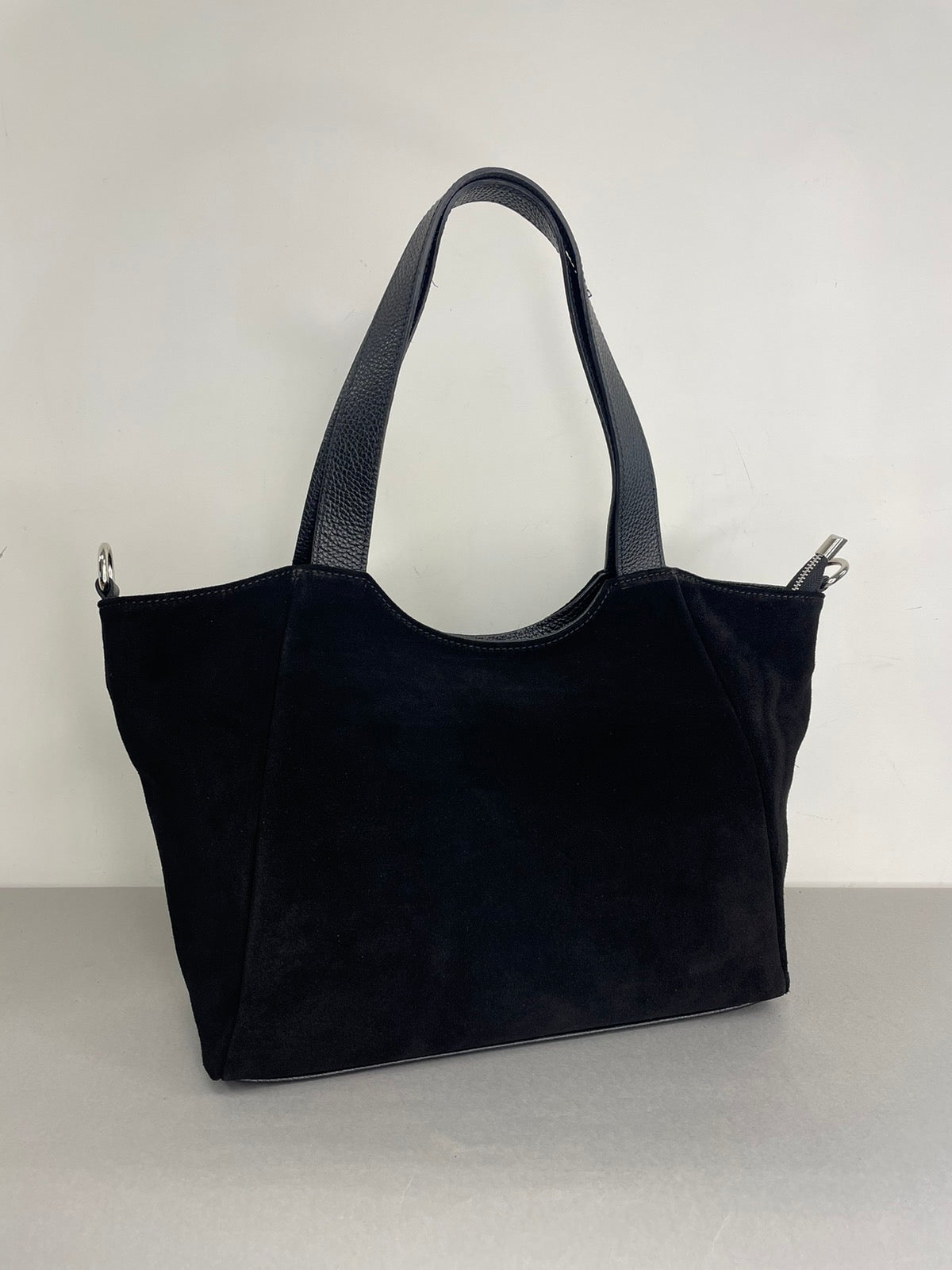 Juoda zomšinė rankinė