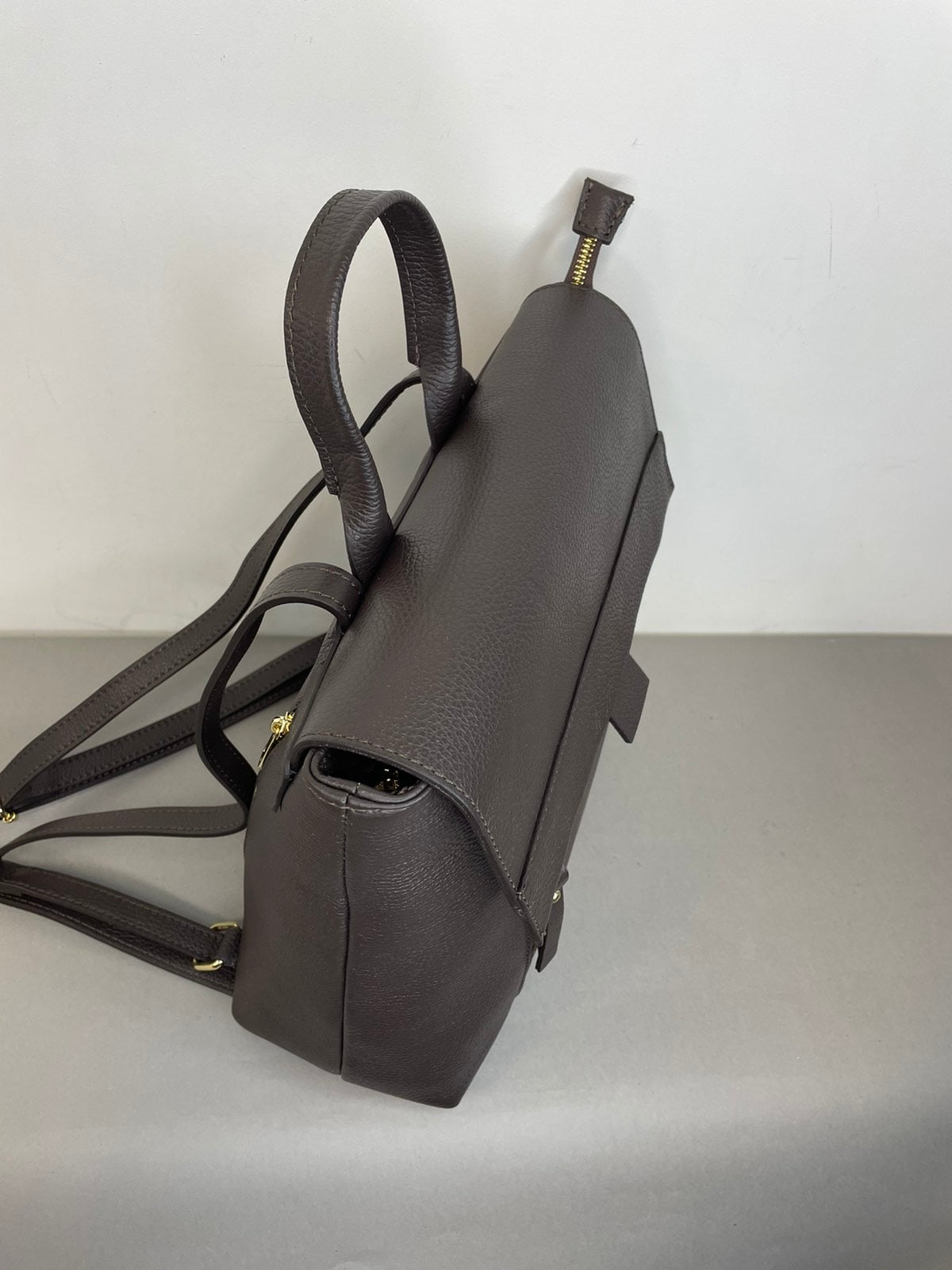 Ruda natūralios odos moteriška kuprinė