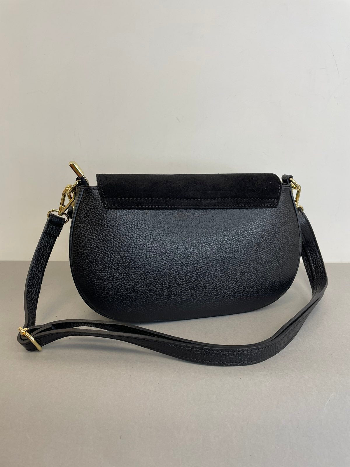 Stilinga natūralios odos rankinė per petį