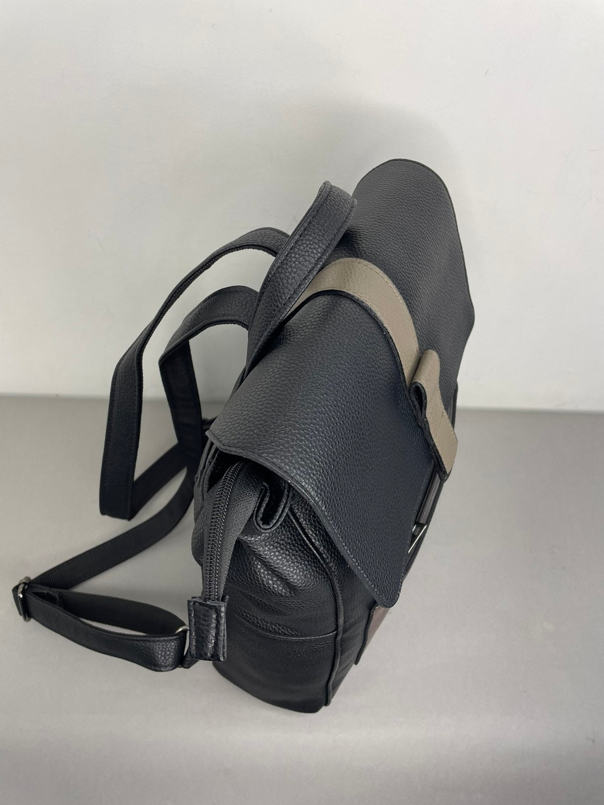 Sominta moteriška kuprinė