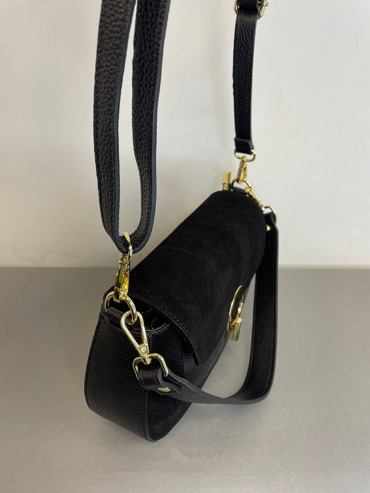 Stilinga natūralios odos rankinė per petį