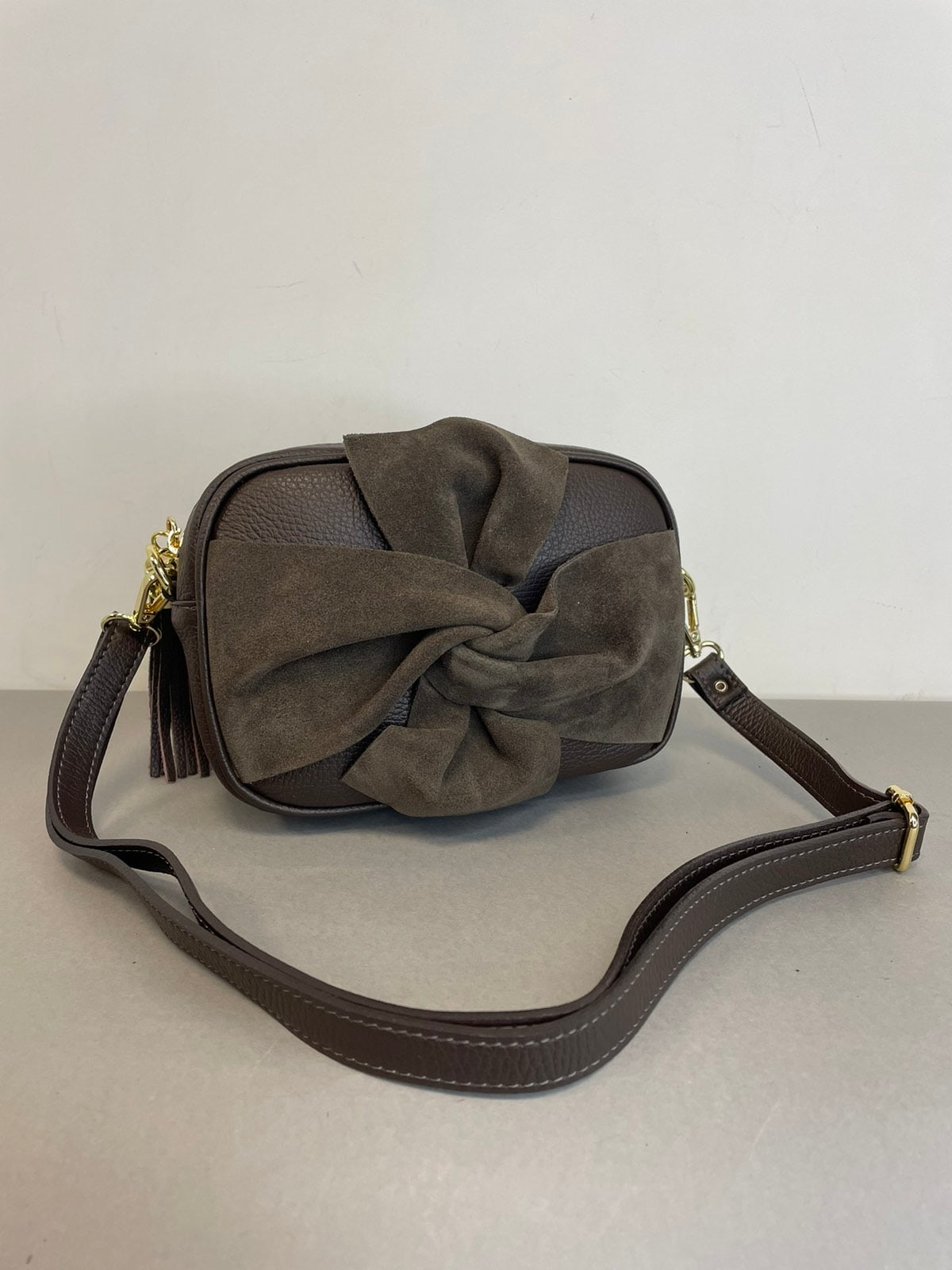 Vezze naturalios odos rankinė per petį