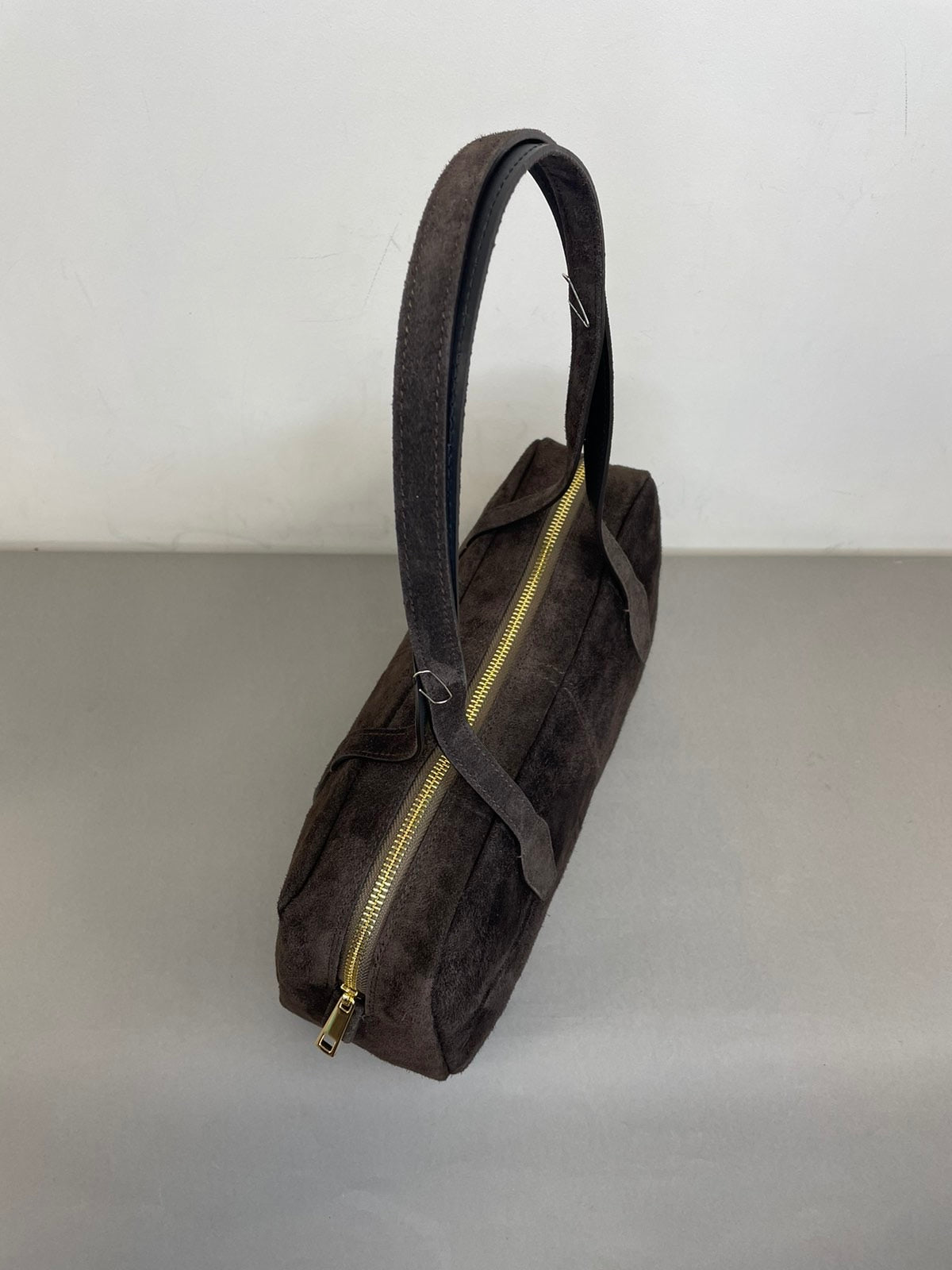 Ruda natūralaus zomšo rankinė