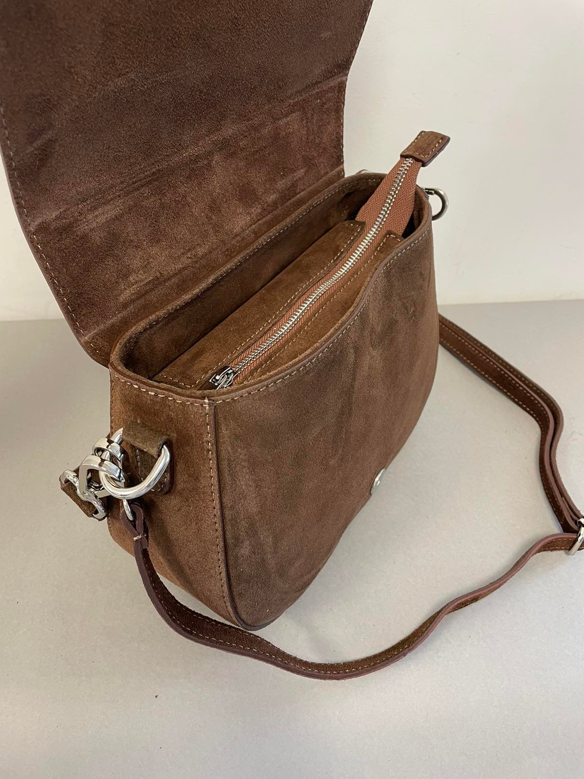 Ruda verstos odos rankinė per petį