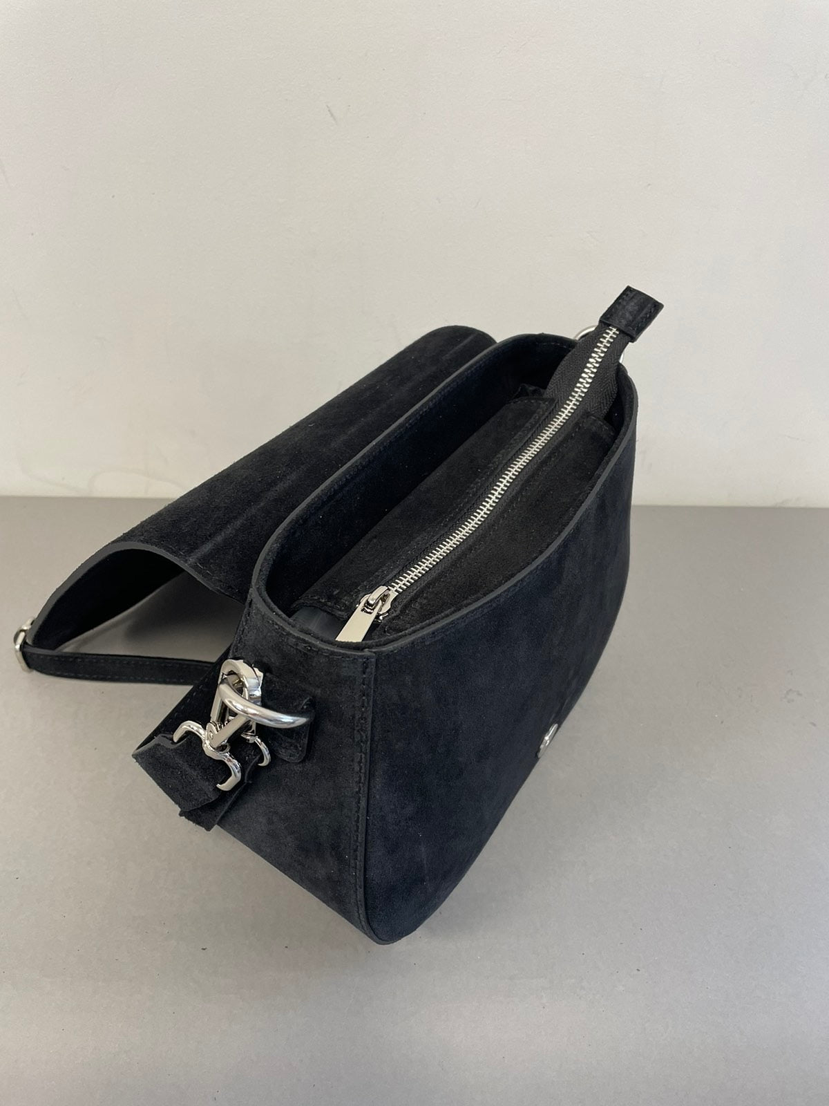 Juoda verstos odos rankinė per petį