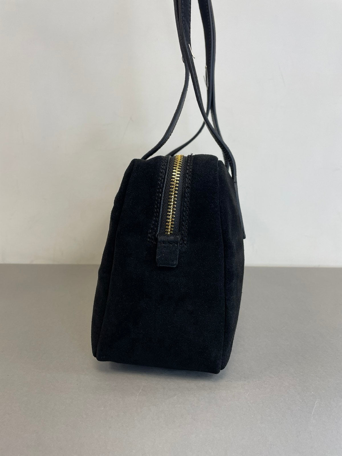 Juoda zomšinė rankinė