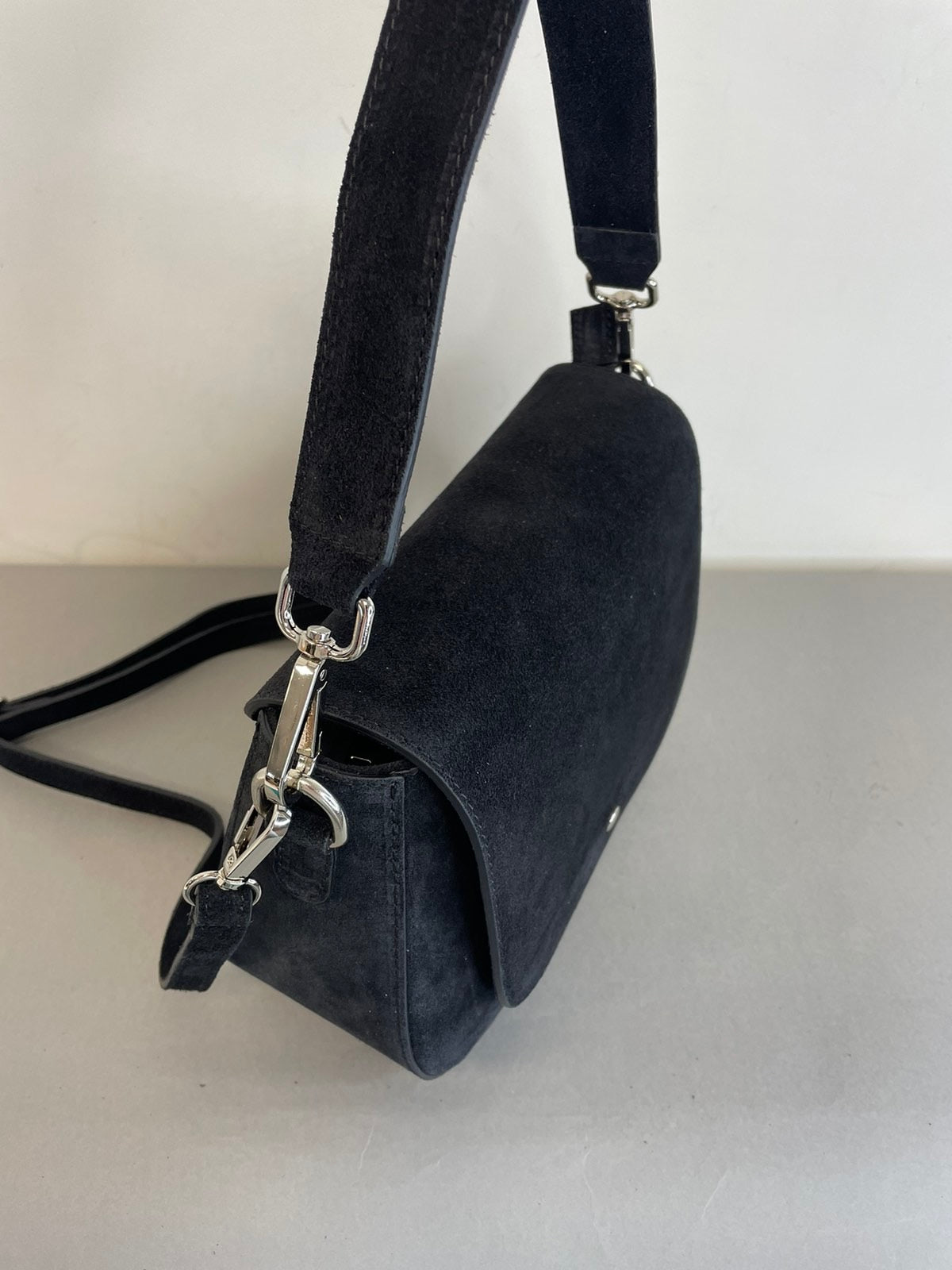 Juoda verstos odos rankinė per petį