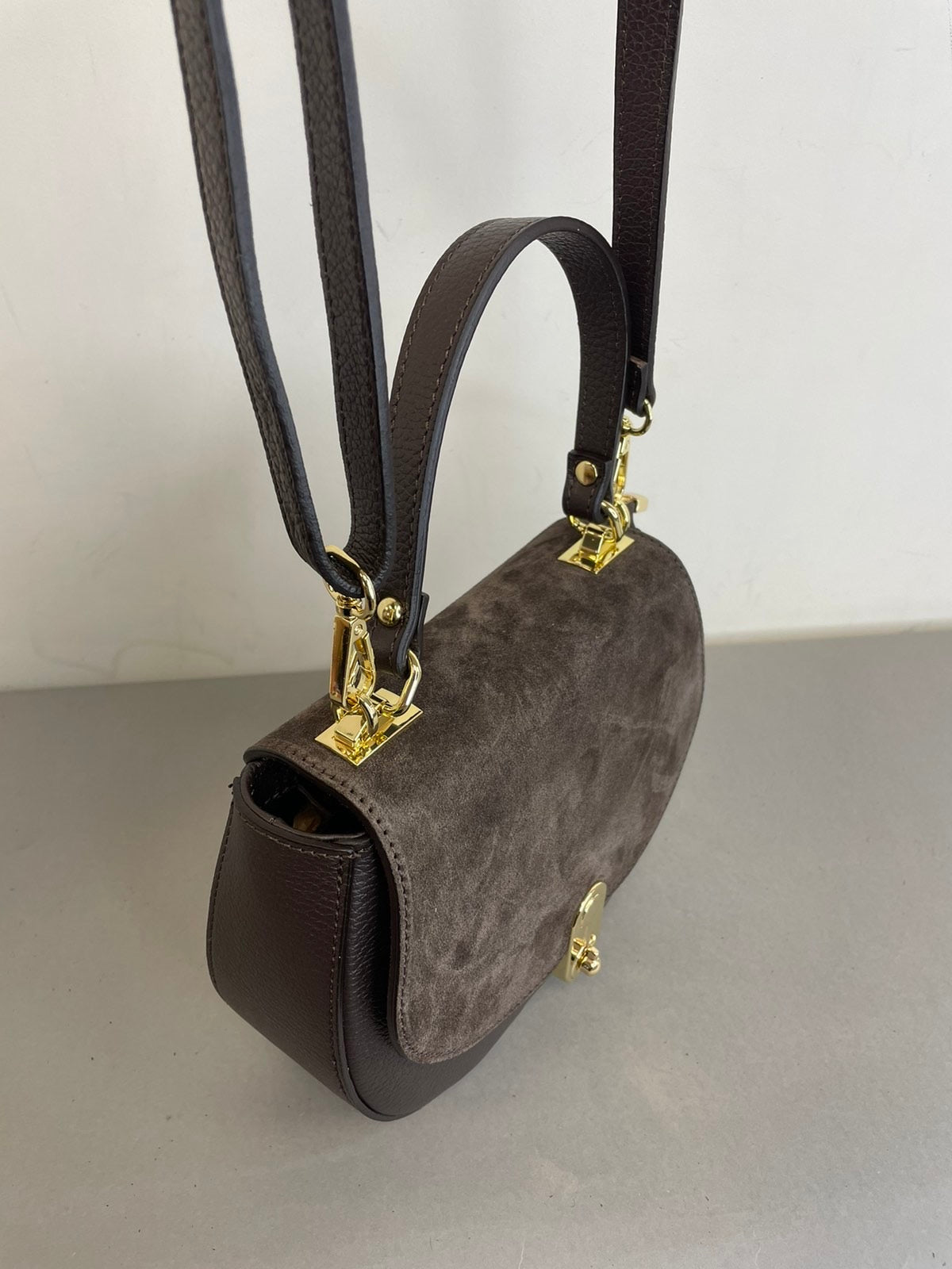 Natūralios odos rankinė per petį