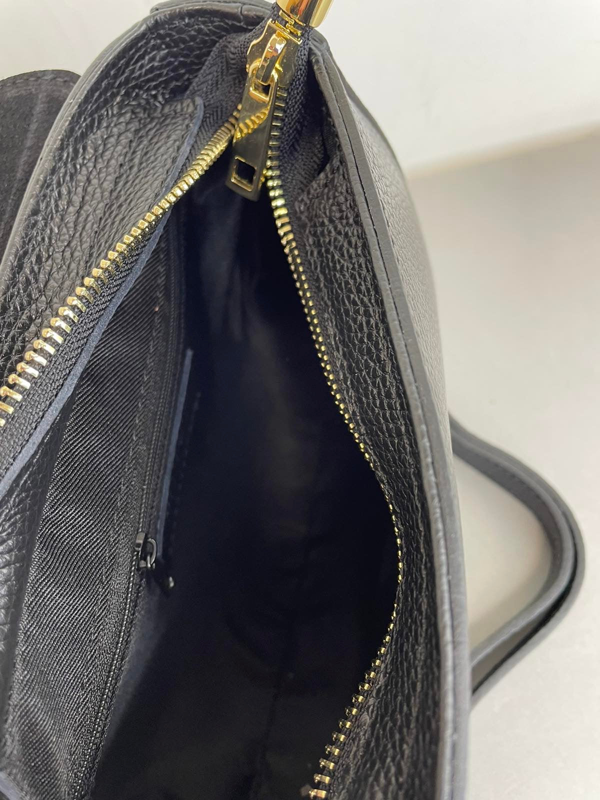 Moteriška odinė rankinė per petį