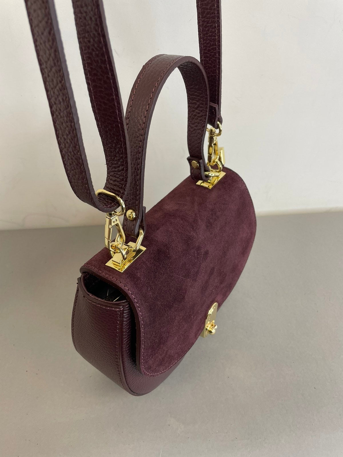 Natūralios odos moteriška rankinė per petį