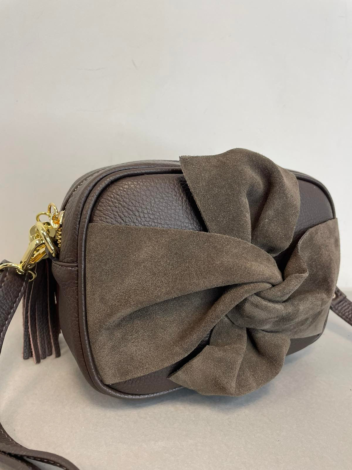 Vezze naturalios odos rankinė per petį