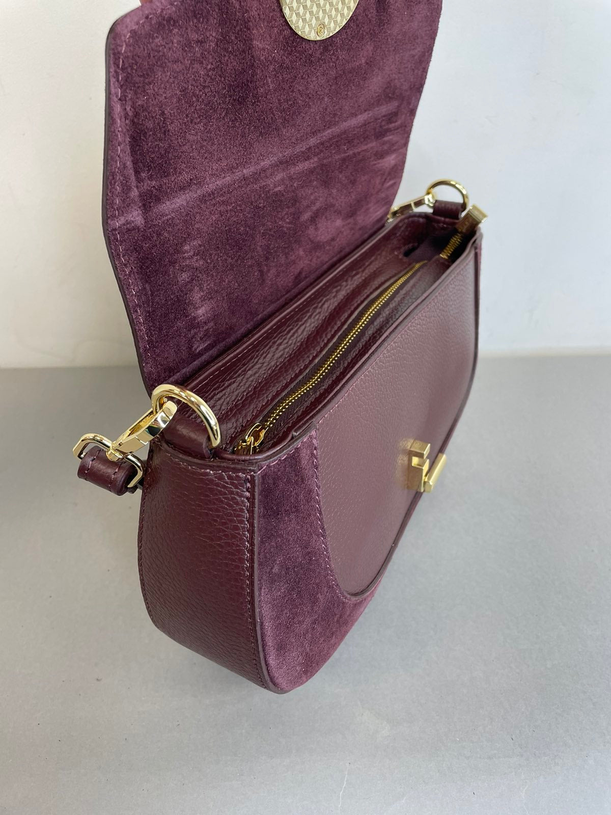 Natūralios odos moteriška rankinė per petį