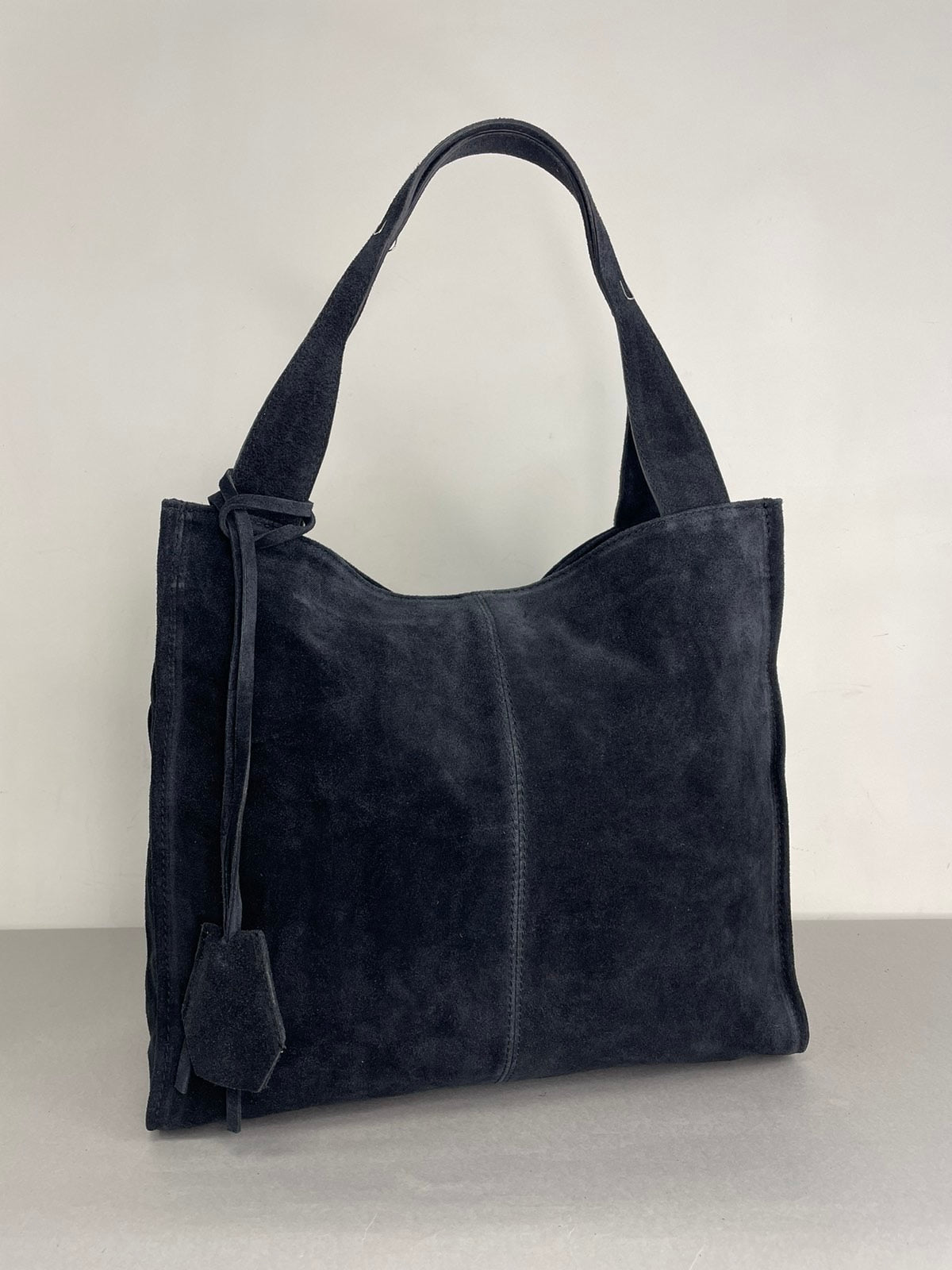 Juoda zomšinė rankinė moterims