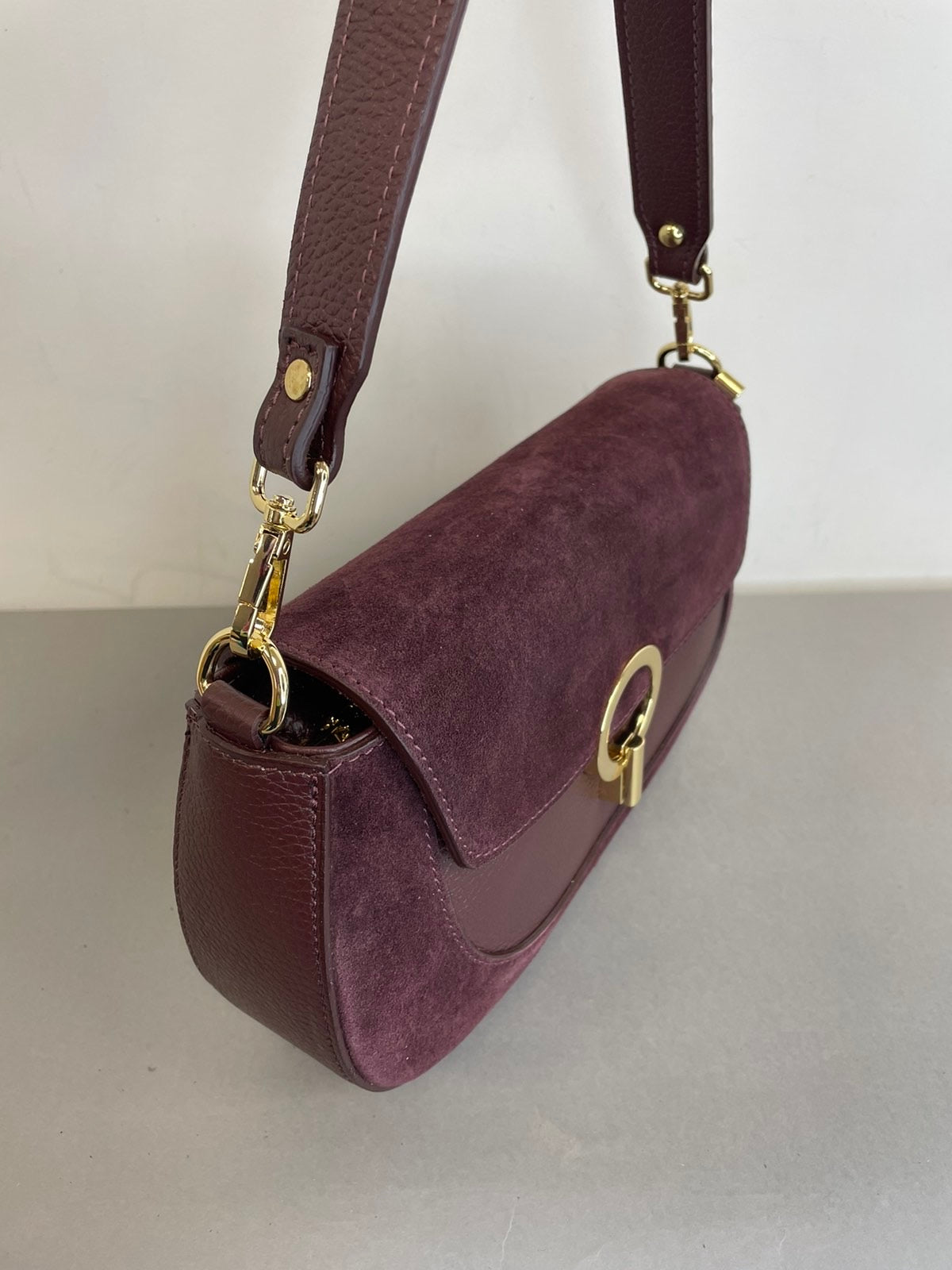 Natūralios odos moteriška rankinė per petį