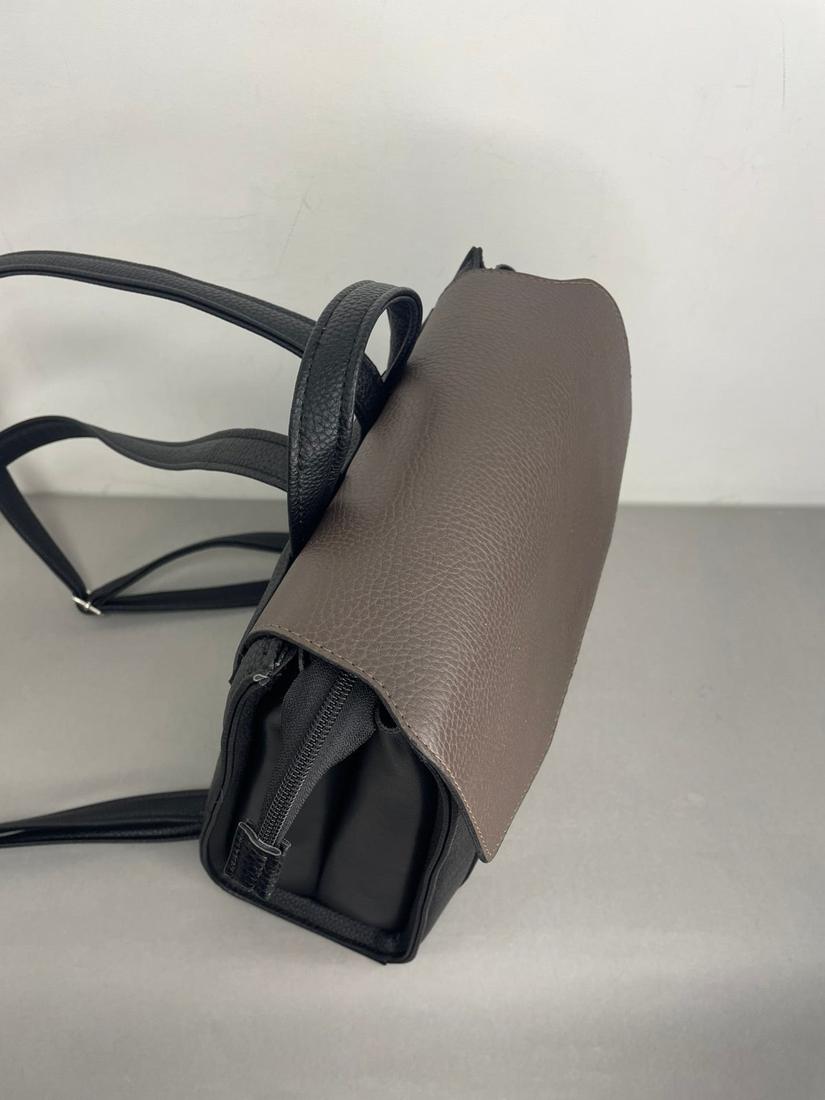 Sominta moteriška kuprinė