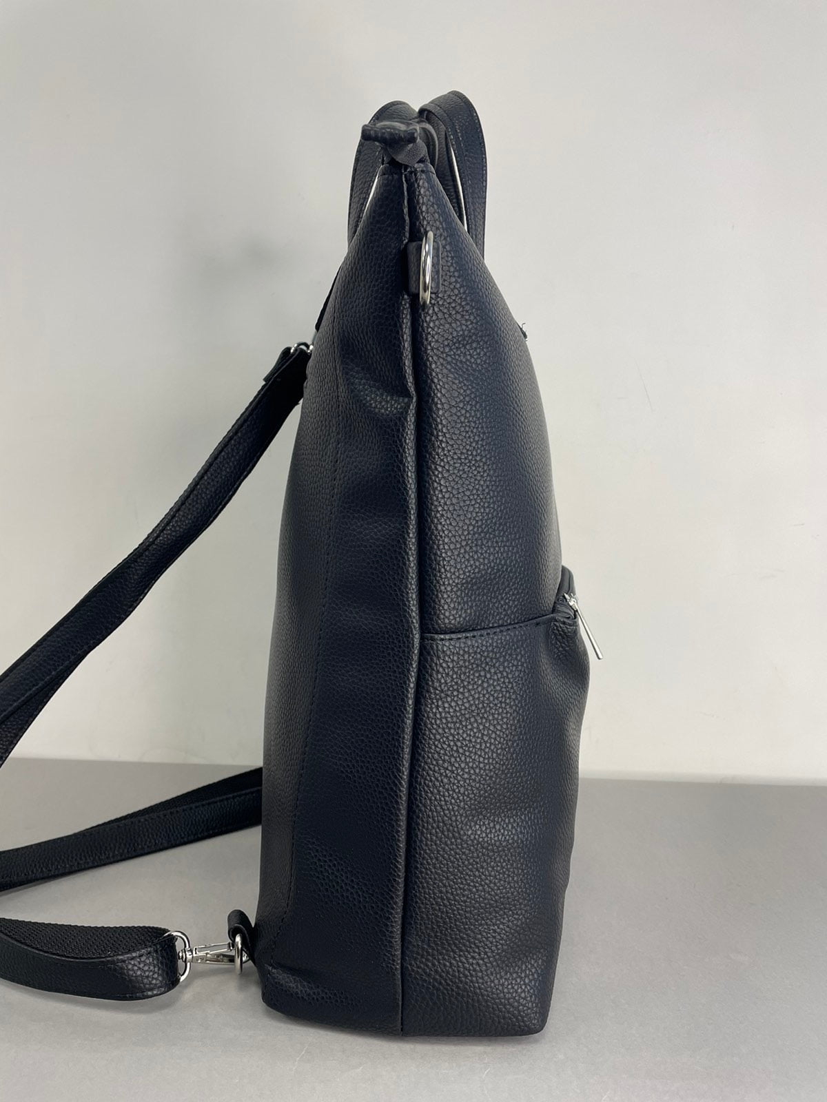 Juoda moteriška kuprinė