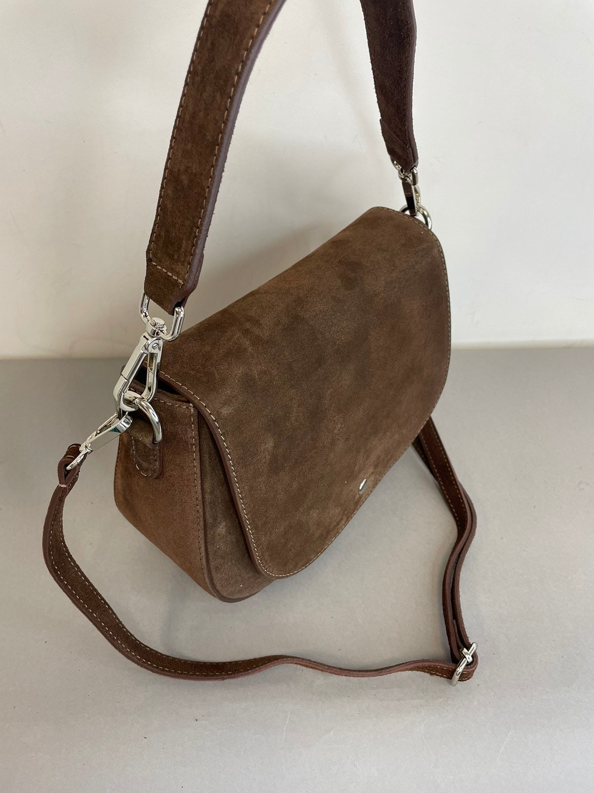 Ruda verstos odos rankinė per petį