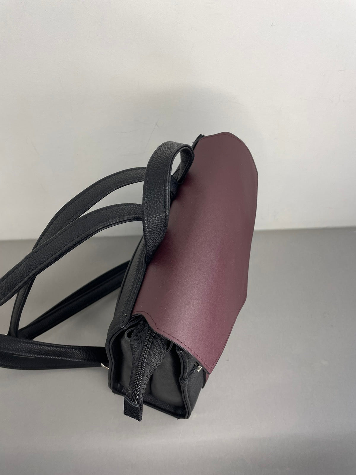 Stilinga moteriška kuprinė