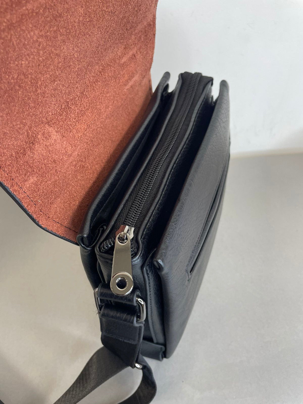 Vyriška rankinė per petį