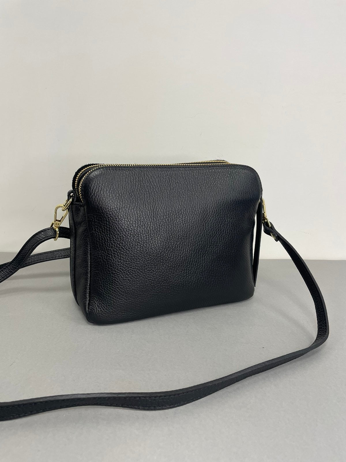 Vezze natūralios odos rankinė per petį