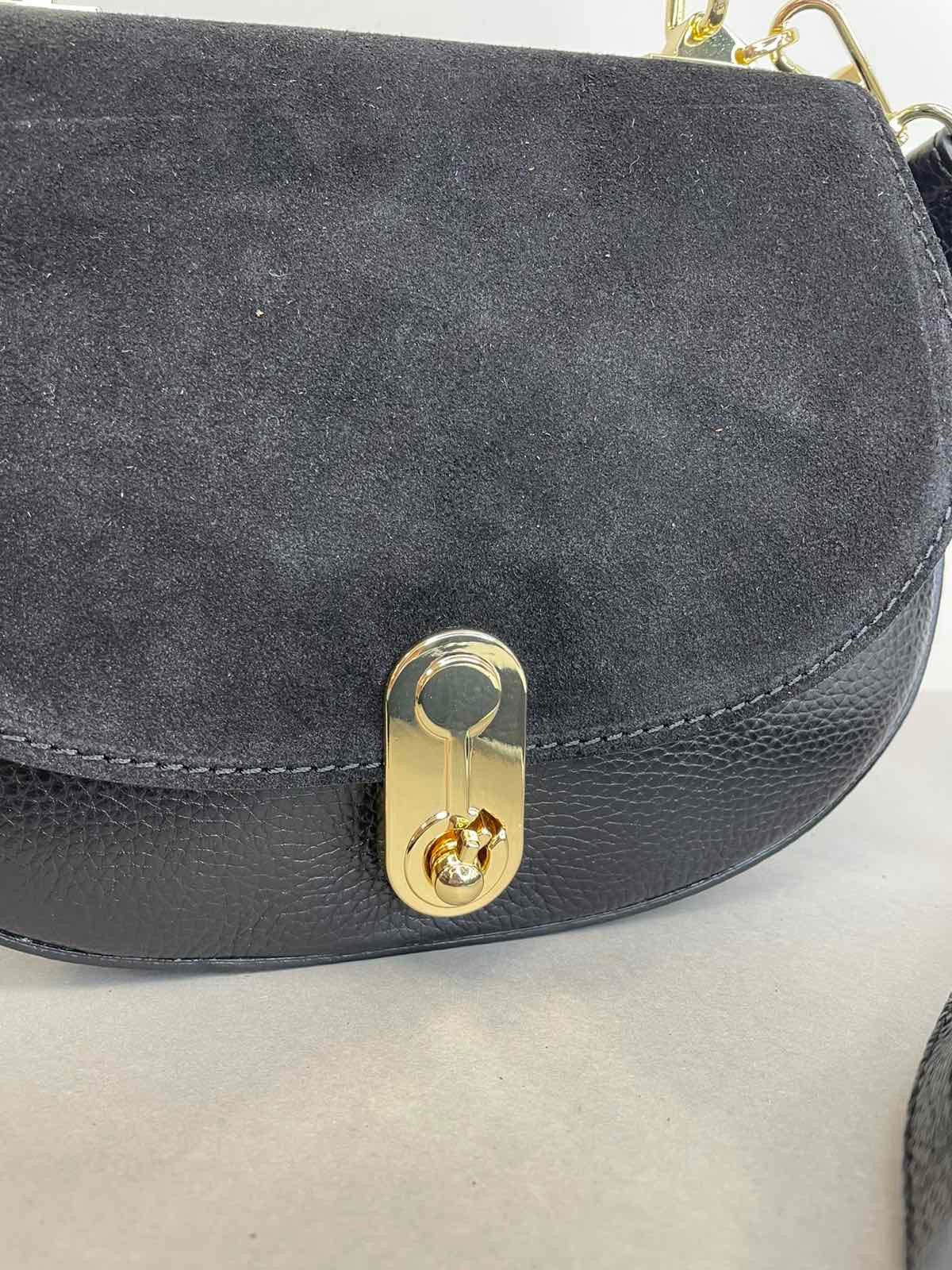 Moteriška odinė rankinė per petį