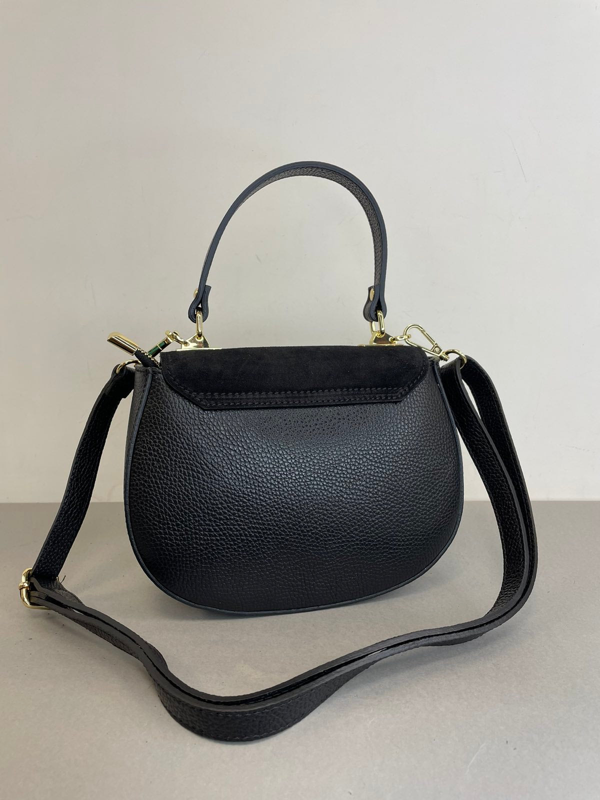 Moteriška odinė rankinė per petį